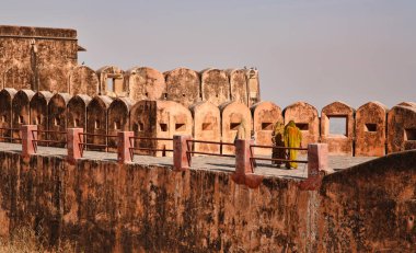 Hindistan, Rajasthan, Jaipur, Amber Kalesi 'ndeki Hintli insanlar, hepsi beyaz mermer ve kırmızı kumtaşından yapılmış, Jaipur şehrinin 11 km dışında.