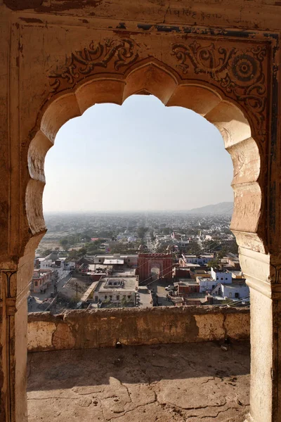 インド ラジャスタン ジャイプール 街のパノラマビューとヒンドゥ寺院からの古い入り口の門の1つ — ストック写真