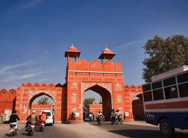 Hindistan Rajasthan Jaipur Şehrin Eski Giriş Kapılarından Birinde Trafik Var — Stok fotoğraf