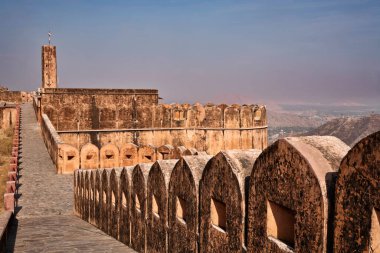 Hindistan, Rajasthan, Jaipur, Amber Kalesi manzaralı, hepsi beyaz mermer ve kırmızı kumtaşından yapılmış, Jaipur şehrinin 11 km dışında.