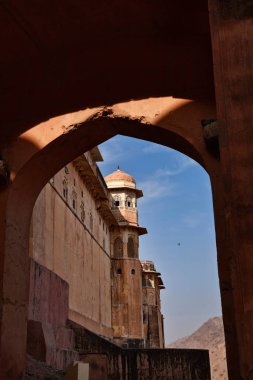 Hindistan, Rajasthan, Jaipur, Amber Sarayı manzaralı, hepsi beyaz mermer ve kırmızı kumtaşından yapılmış, Jaipur şehrinin 11 km dışında.