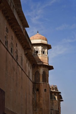 Hindistan, Rajasthan, Jaipur, Amber Sarayı manzaralı, hepsi beyaz mermer ve kırmızı kumtaşından yapılmış, Jaipur şehrinin 11 km dışında.