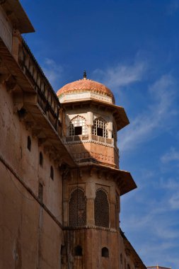 Hindistan, Rajasthan, Jaipur, Amber Sarayı manzaralı, hepsi beyaz mermer ve kırmızı kumtaşından yapılmış, Jaipur şehrinin 11 km dışında.