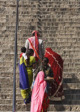 Hindistan, Rajasthan, Jaipur, Hintli insanlar Sisodia Rani Ka Bagh Sarayı yakınlarındaki bir Hindu tapınağında dua edecekler.