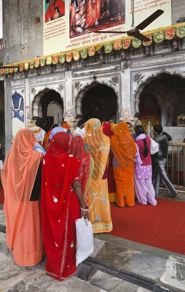 라자스탄 자이푸르 사람들은 카바니 근처의 사원에서 기도하고 — 스톡 사진