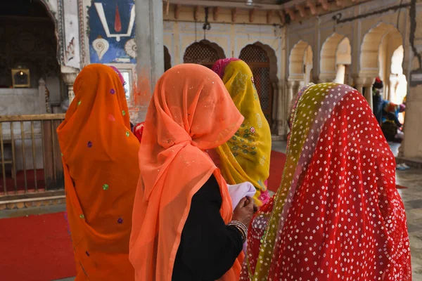 Hindistan, Rajasthan, Jaipur, Hintli kadınlar Sisodia Rani Ka Bagh Sarayı yakınlarındaki bir Hint tapınağında.
