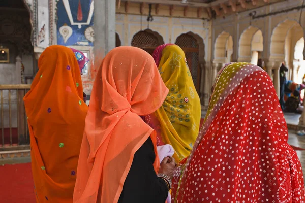 Indie Rajasthan Jaipur Hinduskie Kobiety Hinduskiej Świątyni Niedaleko Pałacu Sisodia — Zdjęcie stockowe