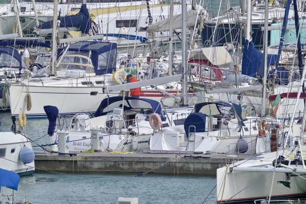 イタリア シチリア島 地中海 マリーナ ラグーザ ラグーザ州 4月2021 セーリングボートの男と港の豪華ヨット Editorial — ストック写真