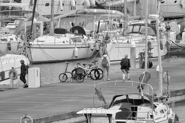 イタリア シチリア島 地中海 マリーナ ラグーザ ラグーザ州 4月2021 ポート内の人々と豪華ヨット Editorial — ストック写真