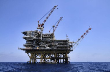 İtalya, Sicilya, Akdeniz, Sicilya Kanalı, adanın güney doğu kıyılarındaki petrol platformu.