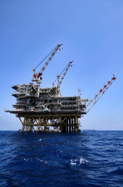 Италия, Сицилия, Средиземное море, Сицилийский пролив, морская нефтяная платформа у юго-восточного побережья острова