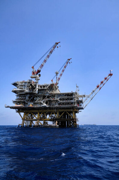 Италия, Сицилия, Средиземное море, Сицилийский пролив, морская нефтяная платформа у юго-восточного побережья острова