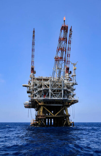 Италия, Сицилия, Средиземное море, Сицилийский пролив, морская нефтяная платформа у юго-восточного побережья острова