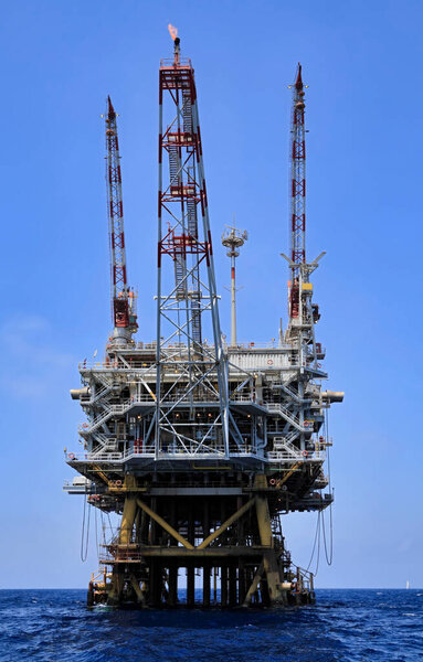 Италия, Сицилия, Средиземное море, Сицилийский пролив, морская нефтяная платформа у юго-восточного побережья острова