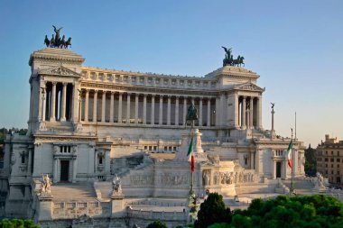 İtalya, Lazio, Roma, Venezia Meydanı, gün batımında Vittoriano binası manzarası