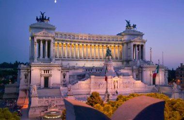 İtalya, Lazio, Roma, Venezia Meydanı, gün batımında Vittoriano binası manzarası