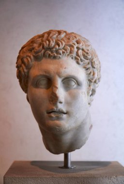 İtalya, Roma, Massimo Sarayı, Roma heykeli (MÖ 138-150))