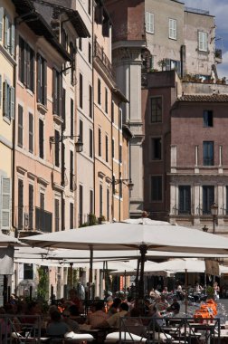 ITALY, Lazio, Roma, Campo Dei Fiori Meydanı 'ndaki bir barda insanlar oturuyor