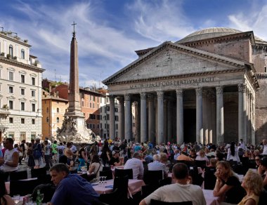 İtalya, Lazio, Roma, Pantheon Meydanı 'ndaki Pantheon Cadhedral; 16 Ağustos 2006' da, turistler meydandaki bir barda - EDITORIAL