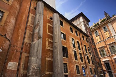 İTALYA, Lazio, Roma, Roma sütunları şehrin merkezindeki eski bir binanın önünde