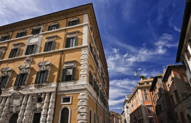 ITALY, Lazio, Roma, Şehrin merkezinde, Tevere nehrinin yanında eski binalar