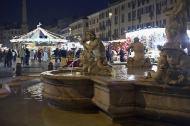 İtalya, Lazio, Roma, Navona Meydanı. Geceleri meydandaki çeşmelerden biri.