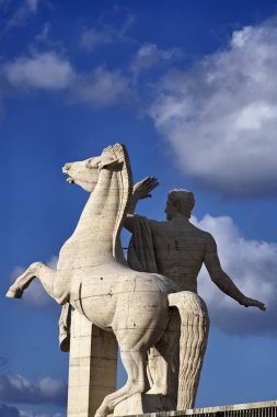 ITALY, Lazio, Roma, Eur, Meydan Kolezyumu önündeki at mermeri heykeli (Uygarlık ve Çalışma Sarayı) 