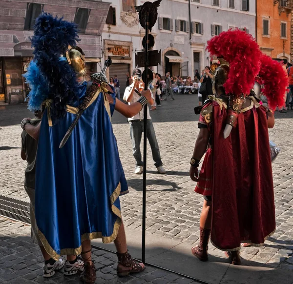 Italien Latium Rom Bild Mit Zwei Römern Auf Dem Pantheonplatz — Stockfoto