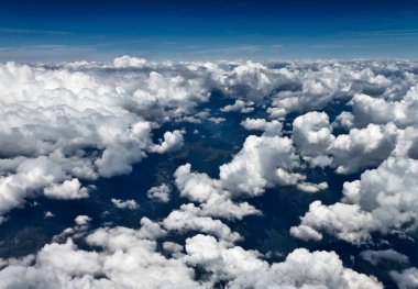 İtalya, uçak penceresinden görünen kancalar.