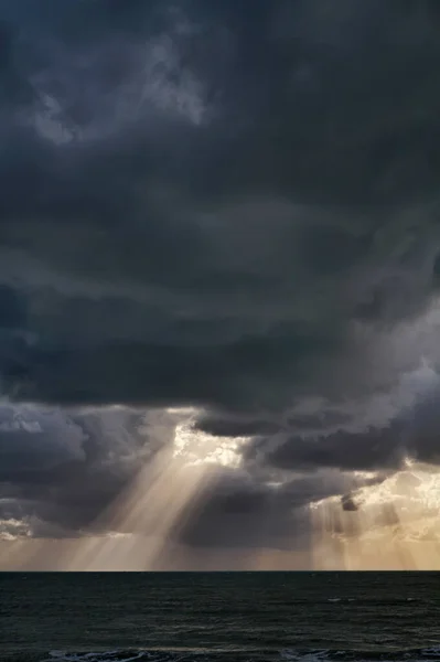 Talya Sicilya Akdeniz Güney Kıyısı Gökyüzünde Kara Bulutlar — Stok fotoğraf