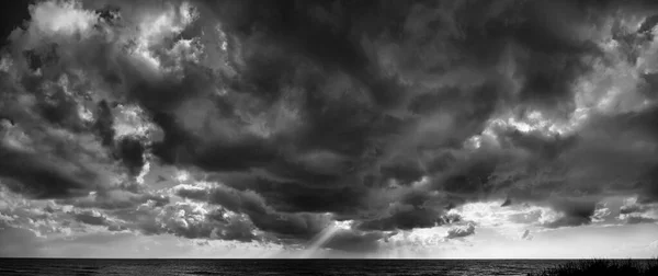 Italie Sicile Mer Méditerranée Côte Sud Nuages Sombres Dans Ciel — Photo