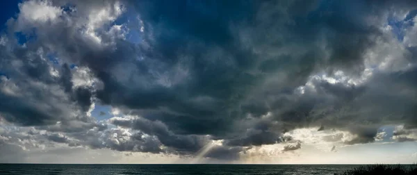 Italia Sicilia Mar Mediterráneo Costa Sur Nubes Oscuras Cielo — Foto de Stock