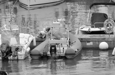 İtalya, Sicilya, Akdeniz, Marina di Ragusa (Ragusa Eyaleti); 23 Nisan 2021, limandaki bir kauçuk teknede adam - EDITORIAL