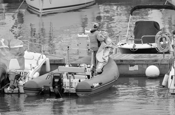 イタリア シチリア島 地中海 マリーナ ラグーザ ラグーザ州 4月2021 ポート内のゴムボートに乗って男 Editorial — ストック写真