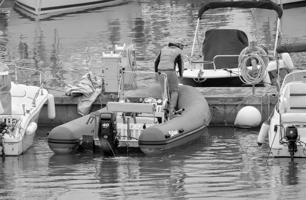 イタリア シチリア島 地中海 マリーナ ラグーザ ラグーザ州 4月2021 ポート内のゴムボートに乗って男 Editorial — ストック写真