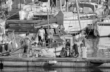 İtalya, Sicilya, Akdeniz, Marina di Ragusa (Ragusa Eyaleti); 24 Nisan 2021, limandaki insanlar ve lüks yatlar - EDITORIAL