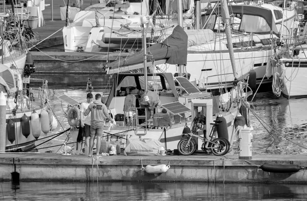 意大利 西西里 地中海 拉古萨港 拉古萨省 2021年4月24日 港口内的人员和豪华游艇 Editorial — 图库照片