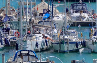 İtalya, Sicilya, Akdeniz, Marina di Ragusa (Ragusa Eyaleti); 25 Nisan 2021, limandaki insanlar ve lüks yatlar - EDITORIAL