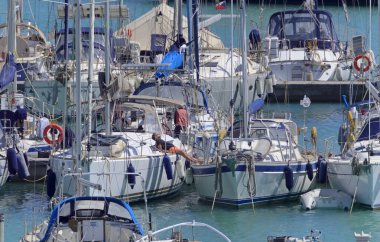 İtalya, Sicilya, Akdeniz, Marina di Ragusa (Ragusa Eyaleti); 25 Nisan 2021, limandaki insanlar ve lüks yatlar - EDITORIAL