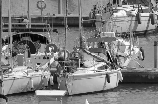 イタリア シチリア島 地中海 マリーナ ラグーザ ラグーザ州 4月2021 ポート内の帆船に男 編集部 — ストック写真