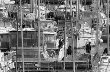 İtalya, Sicilya, Akdeniz, Marina di Ragusa (Ragusa Eyaleti); 25 Nisan 2021, limandaki insanlar ve lüks yatlar - EDITORIAL