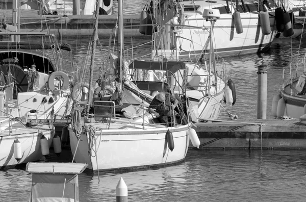 意大利 西西里 地中海 拉古萨海 拉古萨省 2021年4月25日 港口一艘帆船上的人 Editorial — 图库照片