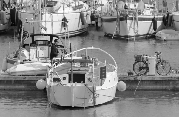 意大利 西西里 地中海 拉古萨海 拉古萨省 2021年4月26日 港口内的人员和帆船 Editorial — 图库照片