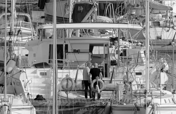 意大利 西西里 地中海 拉古萨港 拉古萨省 2021年4月27日 港口内的人员和豪华游艇 Editorial — 图库照片