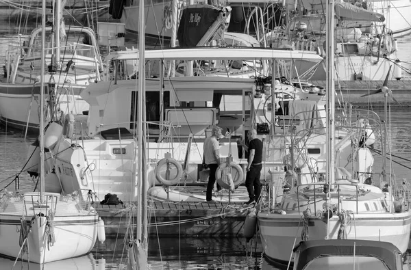 意大利 西西里 地中海 拉古萨港 拉古萨省 2021年4月27日 港口内的人员和豪华游艇 Editorial — 图库照片