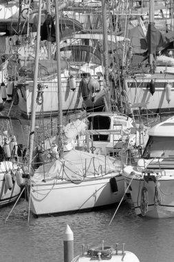 İtalya, Sicilya, Akdeniz, Marina di Ragusa (Ragusa ili); 28 Nisan 2021, limanda lüks yatlar - EDITORIAL