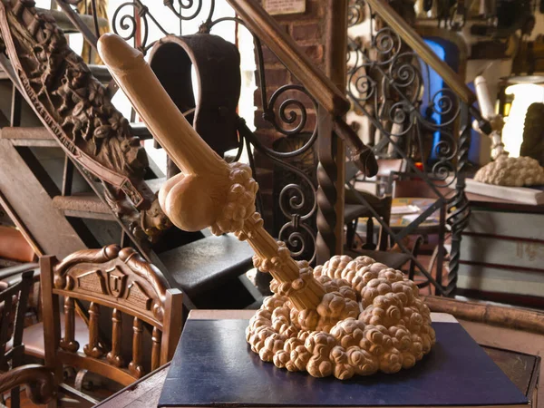 Italia Sicilia Castelmola Taormina Turrisi Bar Statua Fallica Legno Intagliato — Foto Stock