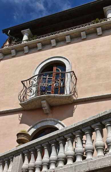 イタリア シチリア島 カステルモラ タオルミーナ 町の中央広場近くの古い建物 — ストック写真