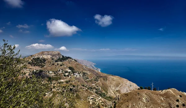 イタリア シチリア島 カステルモラ タオルミーナ 遠く後ろのシチリア東部の岩の海岸線とイオニア海 カラブリア海岸の景色 — ストック写真