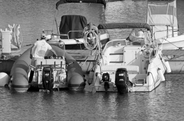 İtalya, Sicilya, Akdeniz, Marina di Ragusa (Ragusa Eyaleti); 28 Nisan 2021, limandaki kauçuk bir teknede adam - EDITORIAL